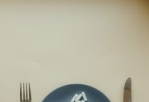 ‘마시는 영양제에서 스마트 보충제까지’… 변하는 건강습관, 현명한 선택법은? a plate with food on it