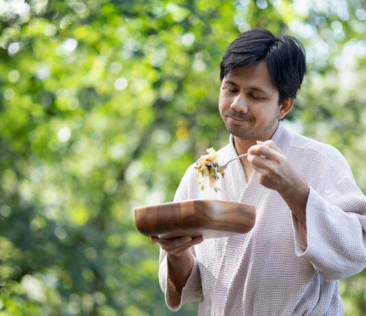 바쁜 일상 속 ‘마음챙김 식사’가 건강 지킨다… 집에서도 쉽게 실천하는 팁 a man holding a plate of food in his hands