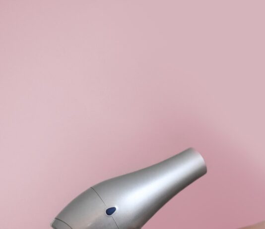 건강한 모발, 생활 속 실천으로 관리하세요 person holding gray corded hair dryer