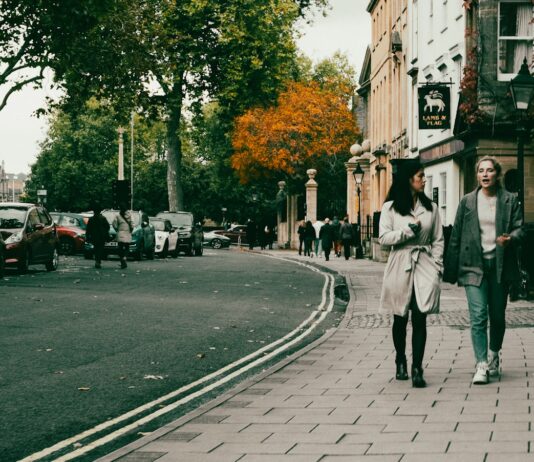 “식사 후 10분이 평생 건강을 결정한다”… 혈당 스파이크 잡는 ‘가성비 운동’의 정체 a couple of people walking down a street