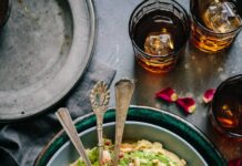 나만의 건강한 식단, 일상에서 손쉽게 실천하는 최신 트렌드 top view salad with guacamole