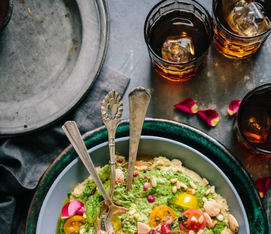 나만의 건강한 식단, 일상에서 손쉽게 실천하는 최신 트렌드 top view salad with guacamole