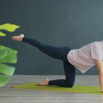 집에서도 쉽게, 근육 건강 챙기는 일상 루틴 뜬다 Woman practicing yoga on a mat indoors.
