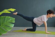 집에서도 쉽게, 근육 건강 챙기는 일상 루틴 뜬다 Woman practicing yoga on a mat indoors.