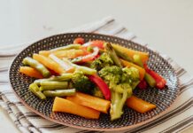 건강을 위한 새로운 식단 트렌드, 우리 일상에서 실천하는 방법은? a plate of broccoli, carrots, and peppers