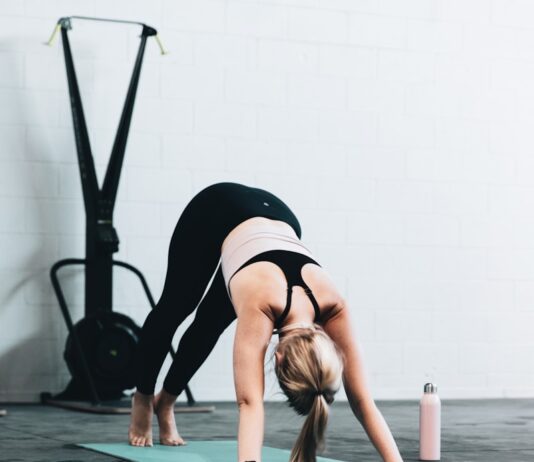 하체의 뿌리를 깨우다: 종아리와 발바닥의 역습 woman in black sports bra and blue denim jeans doing yoga