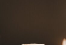 “잘 자야 하루가 산다”…수면에도 최신 건강 트렌드 바람 white ceramic cup on brown wooden table