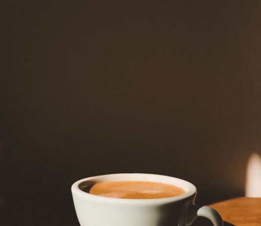 “잘 자야 하루가 산다”…수면에도 최신 건강 트렌드 바람 white ceramic cup on brown wooden table