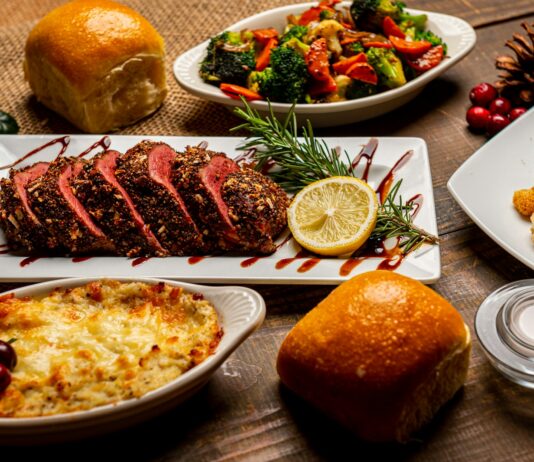 치팅 데이의 정석: 폭식이 아닌 보상으로, 다이어트 정체기를 뚫어주는 영리한 한 끼 bread on white ceramic plate beside sliced bread on table