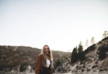 반려견과의 산책은 요가다: 서로의 보폭을 맞추는 치유의 시간 woman in black t-shirt holding blue and white ball