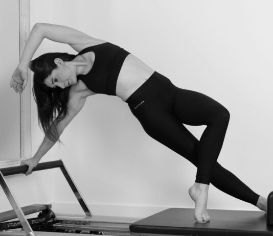 산전·산후 필라테스: 엄마의 몸을 회복시키는 가장 안전하고 과학적인 방법 woman in black sports bra and black leggings doing yoga