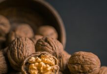 “뇌 건강 챙기기, 작은 습관에서 시작하세요” brown garlic on brown bowl