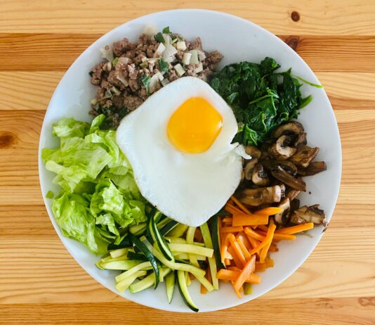 ‘슬로우 리빙’이 건강 트렌드로…일상 속 작은 변화로 여유와 활력 찾기 egg on white ceramic plate