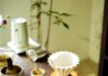 “바쁜 일상 속 ‘슬리포노믹스’ 열풍…똑똑하게 잠드는 생활 루틴이 뜬다” Various tea ceremony utensils arranged on a wooden table.