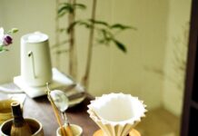 “바쁜 일상 속 ‘슬리포노믹스’ 열풍…똑똑하게 잠드는 생활 루틴이 뜬다” Various tea ceremony utensils arranged on a wooden table.
