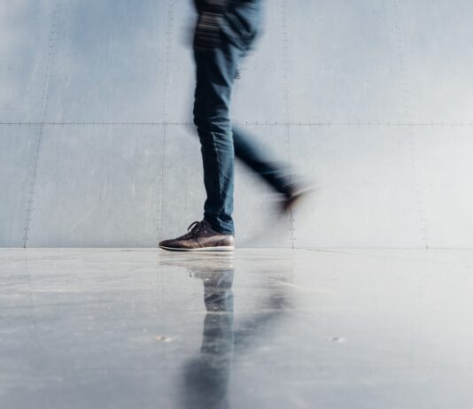 슬기로운 걷기 생활, 건강의 첫걸음이 되다 person wearing blue denim jeans beside gray wall