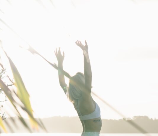 웰니스 문화, 일상 속 건강 찾는 새로운 습관으로 자리 잡아 woman standing near body of water