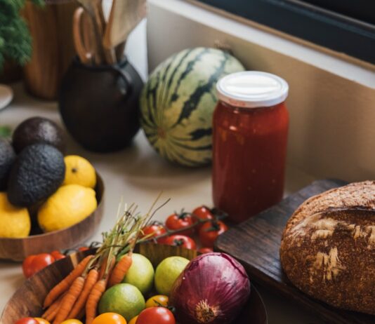 여성 건강관리, 일상 속 작은 변화가 큰 힘…최신 트렌드와 실천 팁 Fresh produce including tomatoes, carrots, and avocados on a counter.