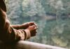정신건강 관리, 개인화 시대가 열린다…‘나만의 마음 돌봄’이 새로운 트렌드로 tilt-shift photography of person in brown jacket