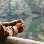 정신건강 관리, 개인화 시대가 열린다…‘나만의 마음 돌봄’이 새로운 트렌드로 tilt-shift photography of person in brown jacket