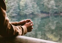 정신건강 관리, 개인화 시대가 열린다…‘나만의 마음 돌봄’이 새로운 트렌드로 tilt-shift photography of person in brown jacket