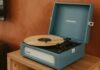 “내 몸에 집중하는 시대…한국에서 웰니스 문화가 일상에 스며든다” A blue record player with a record on it.