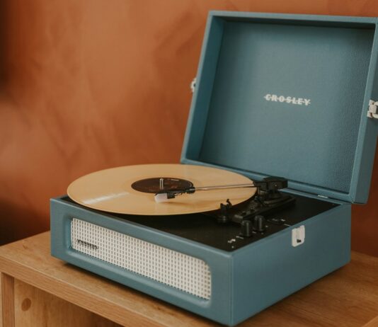 “내 몸에 집중하는 시대…한국에서 웰니스 문화가 일상에 스며든다” A blue record player with a record on it.