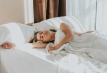 건강한 수면 습관, 작은 변화가 만드는 큰 차이 a person lying in a bed