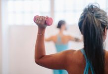 ‘마이크로 운동’ 뜬다…일상속 5분 건강 습관이 만드는 큰 변화 woman in blue tank top holding pink dumbbell