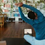 “일상 속에서 강한 몸과 성능을 높이는 비결, 기능성 운동의 매력!” a man doing yoga in a living room